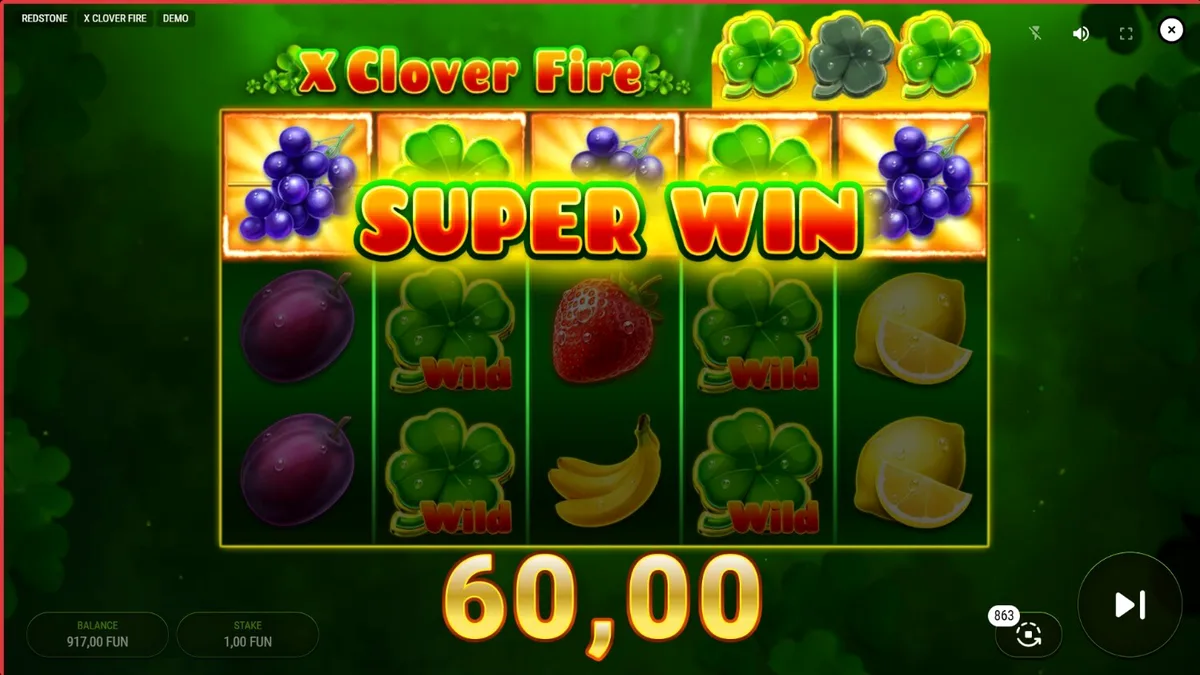 Interface do jogo X Clover Fire com símbolos de frutas e trevos em chamas